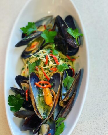 Mussels steamed in white wine with one-pan pasta