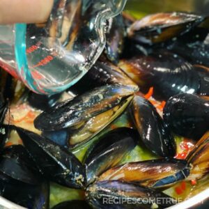 Add white wine on mussels