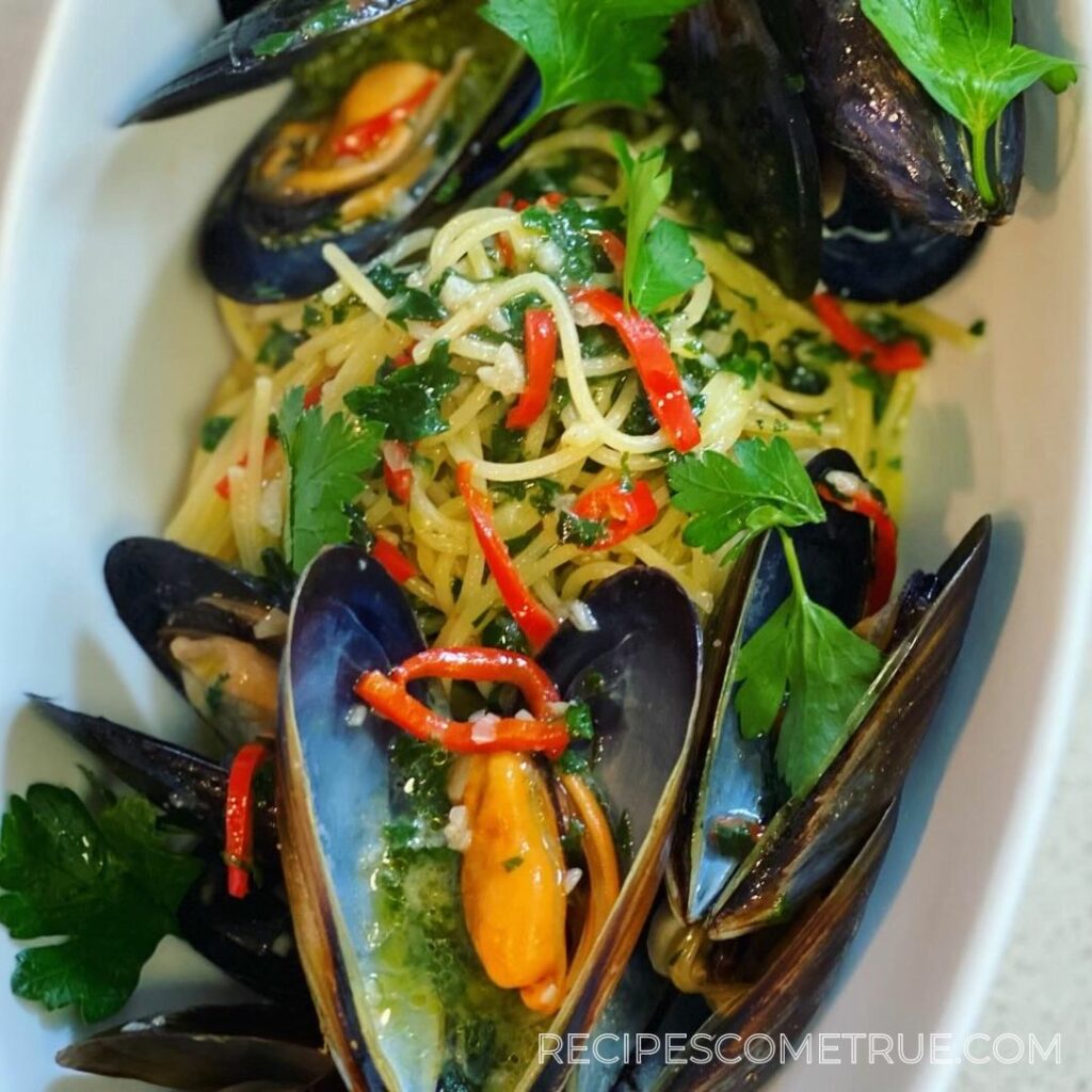 Mussels steamed in white wine with one-pan pasta