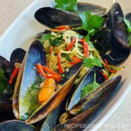 Mussels steamed in white wine with one-pan pasta