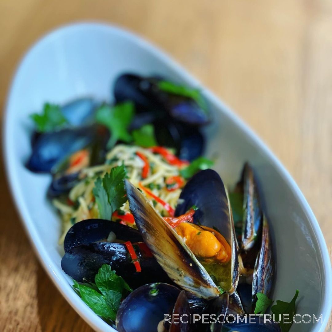 Mussels steamed in white wine with one-pan pasta