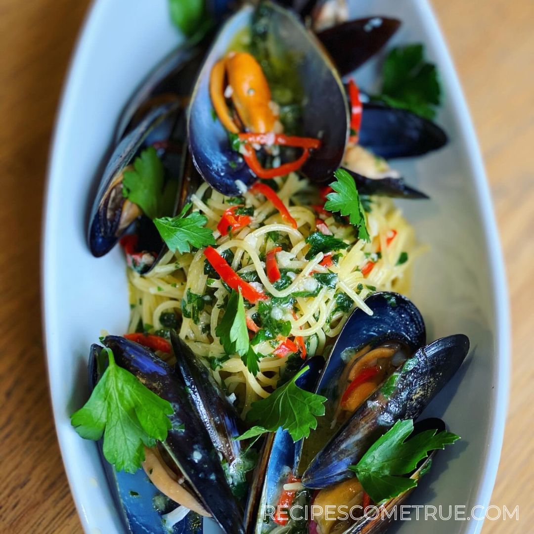 Mussels steamed in white wine with one-pan pasta